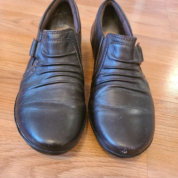 🦩 3/$30 Clarks Brown Slip On Loafers - size 7.5 - Picture 2 of 6